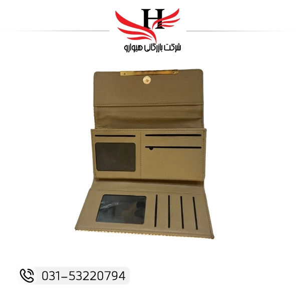 کیف پول زنانه چرم مصنوعی طرحدار با طراحی شیک و قیمت اقتصادی، مناسب استفاده روزمره و فروش عمده، عرضه مستقیم از عمده‌فروشی هیوارو با نمایندگی شهرضا اصفهان و تهران